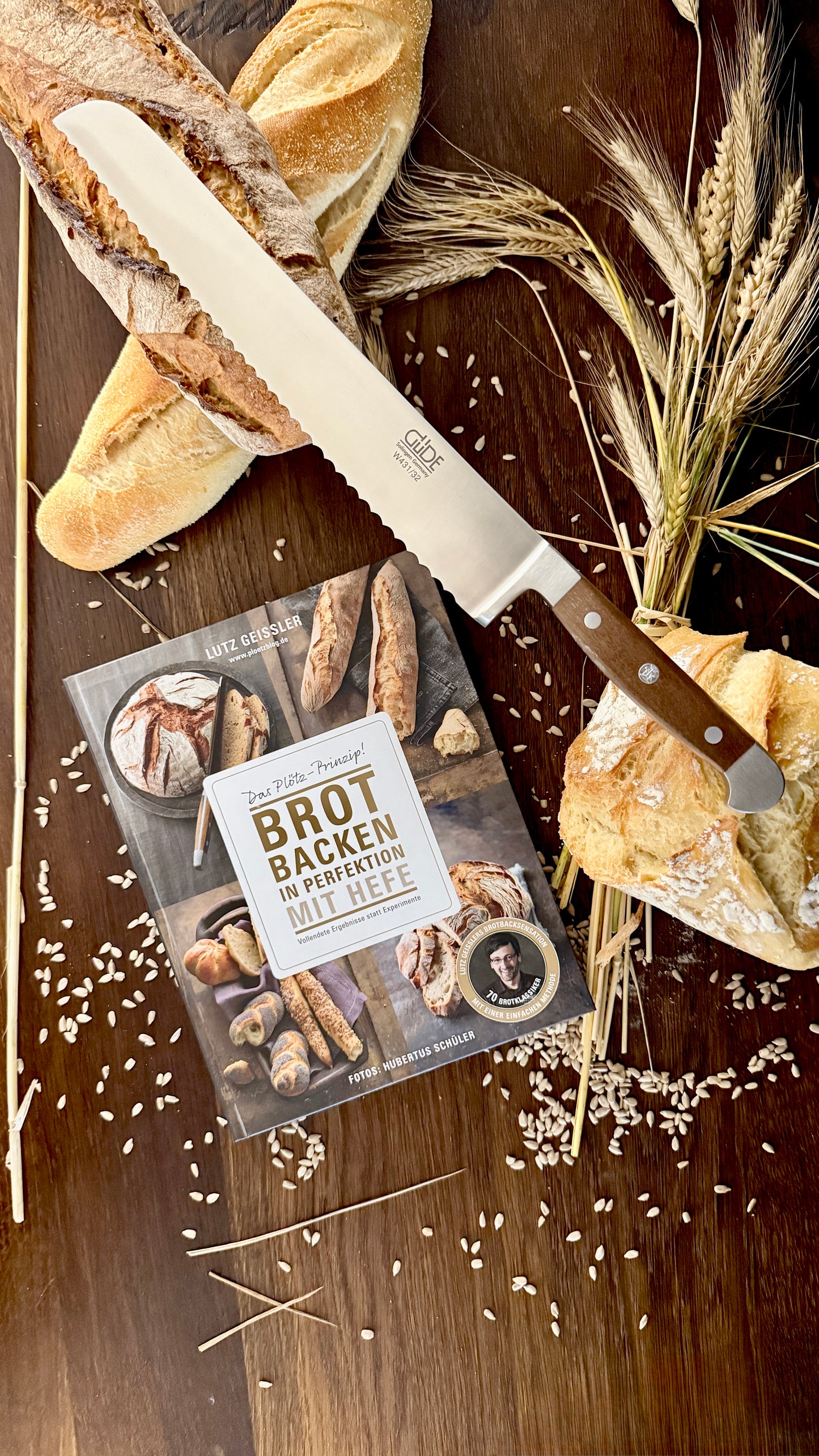 Geschenkset „Backkunst & Genuss“ – Buch „Brot backen in Perfektion“ & Gude Brotmesser Alpha (Walnuss, ca. 32 cm)
