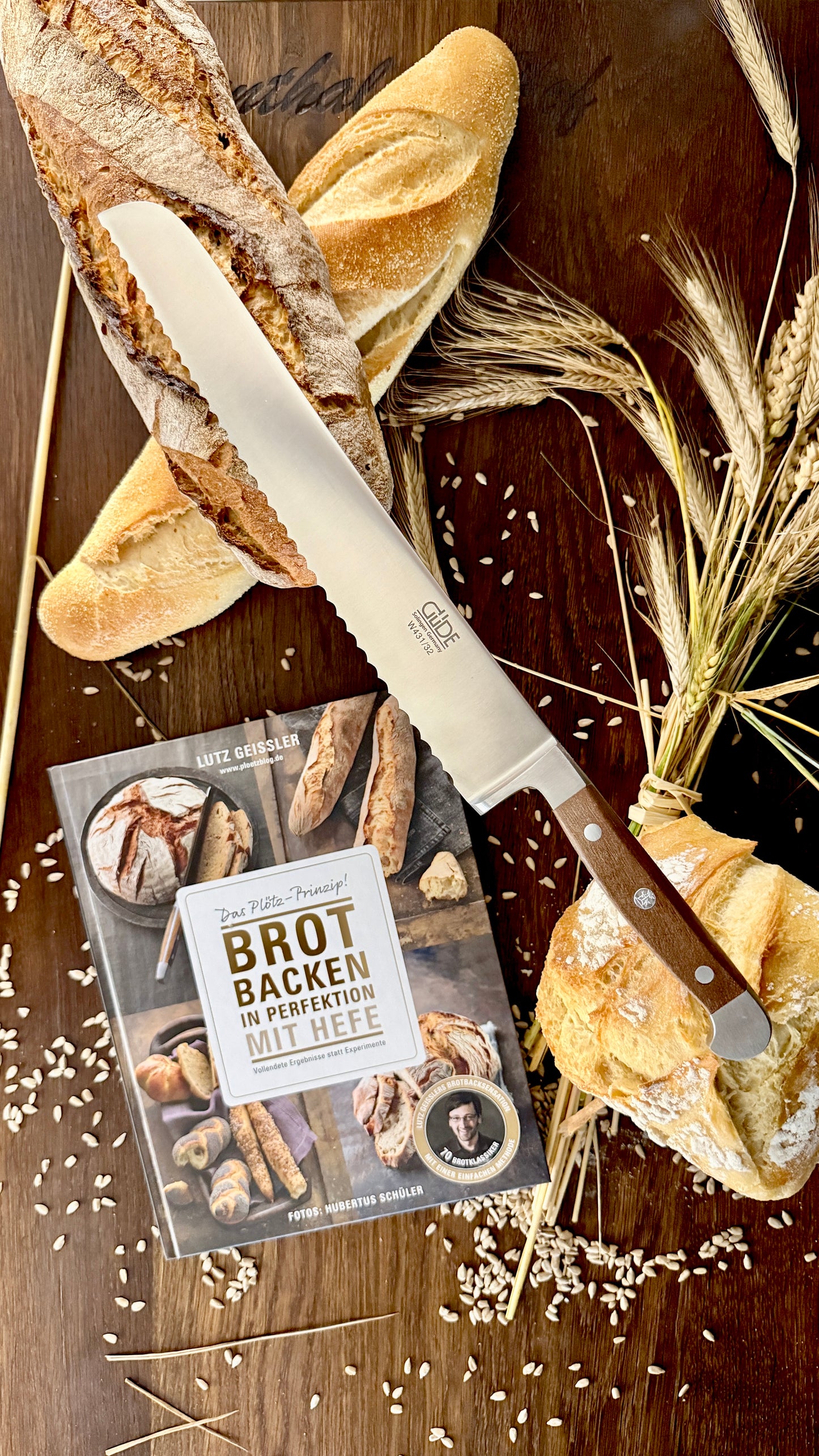 Geschenkset „Backkunst & Genuss“ – Buch „Brot backen in Perfektion“ & Gude Brotmesser Alpha (Walnuss, ca. 32 cm)