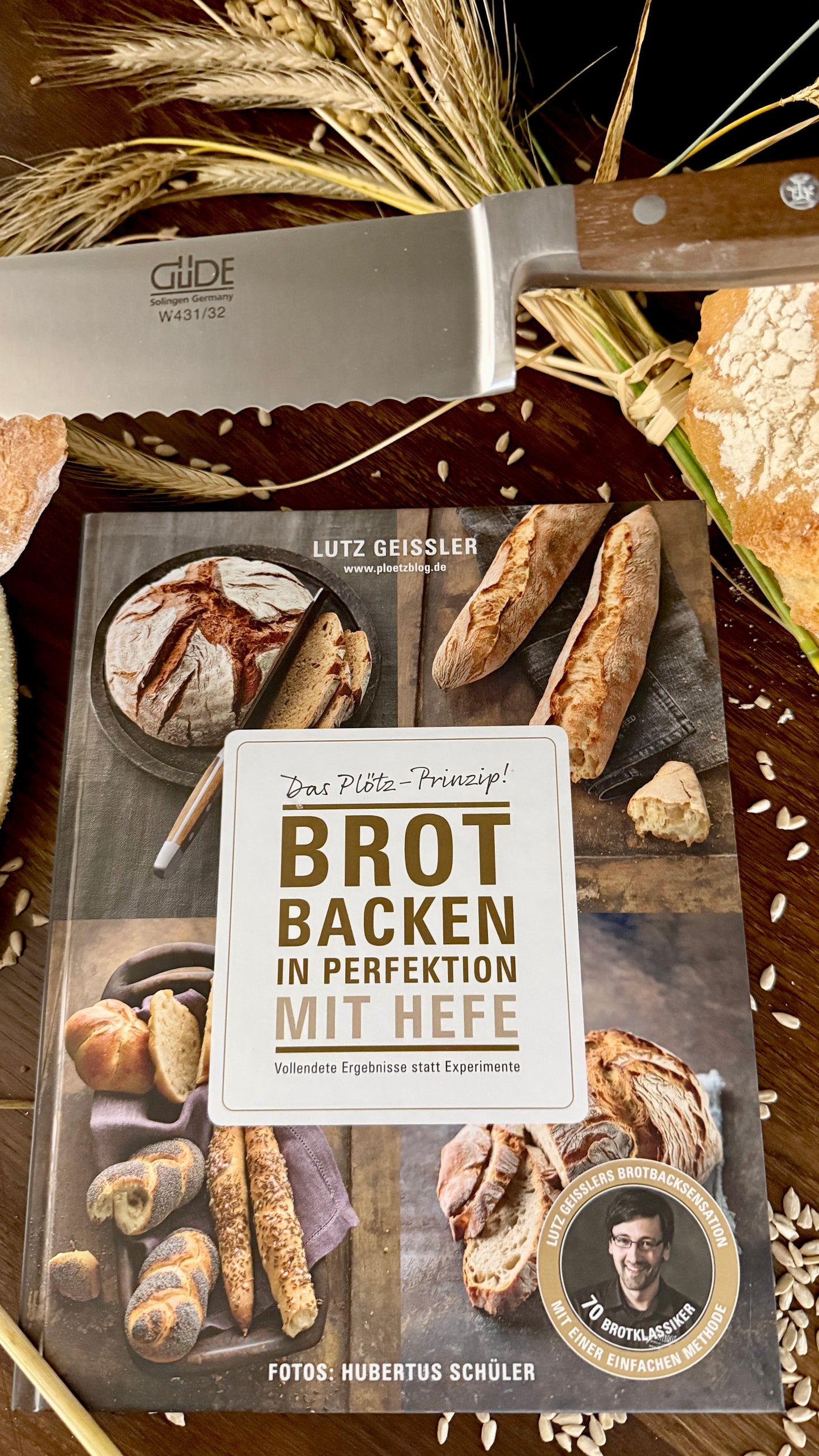 Geschenkset „Backkunst & Genuss“ – Buch „Brot backen in Perfektion“ & Gude Brotmesser Alpha (Walnuss, ca. 32 cm)