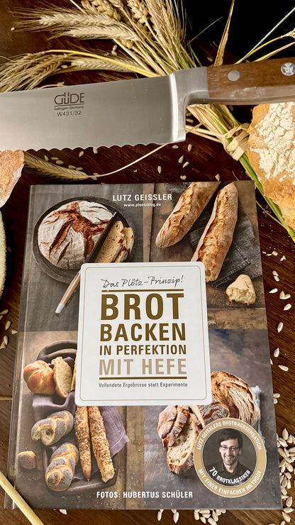 Geschenkset „Backkunst & Genuss“ – Buch „Brot backen in Perfektion“ & Gude Brotmesser Alpha (Walnuss, ca. 32 cm)