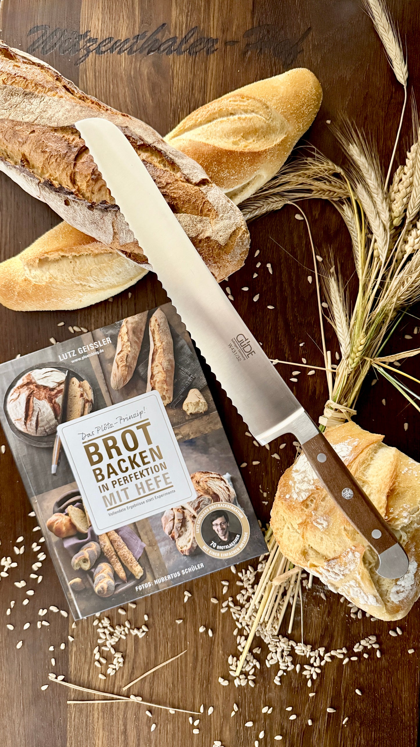 Geschenkset „Backkunst & Genuss“ – Buch „Brot backen in Perfektion“ & Gude Brotmesser Alpha (Walnuss, ca. 32 cm)
