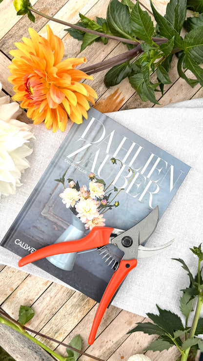 Geschenkset „Dahlienzauber“ – Dahlienbuch & Original LÖWE 14.107 Bypass-Schere