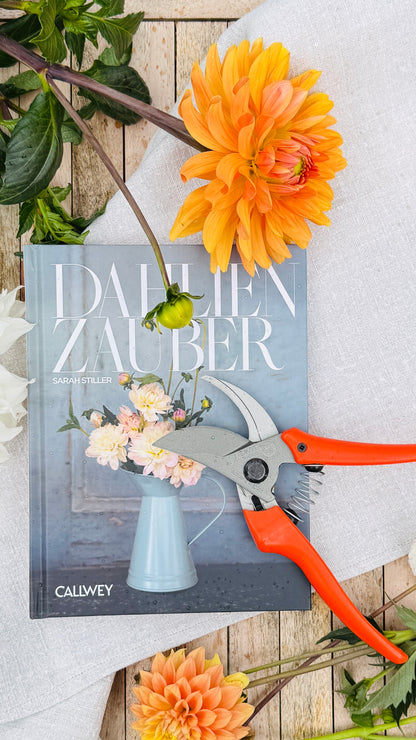 Geschenkset „Dahlienzauber“ – Dahlienbuch & Original LÖWE 14.107 Bypass-Schere