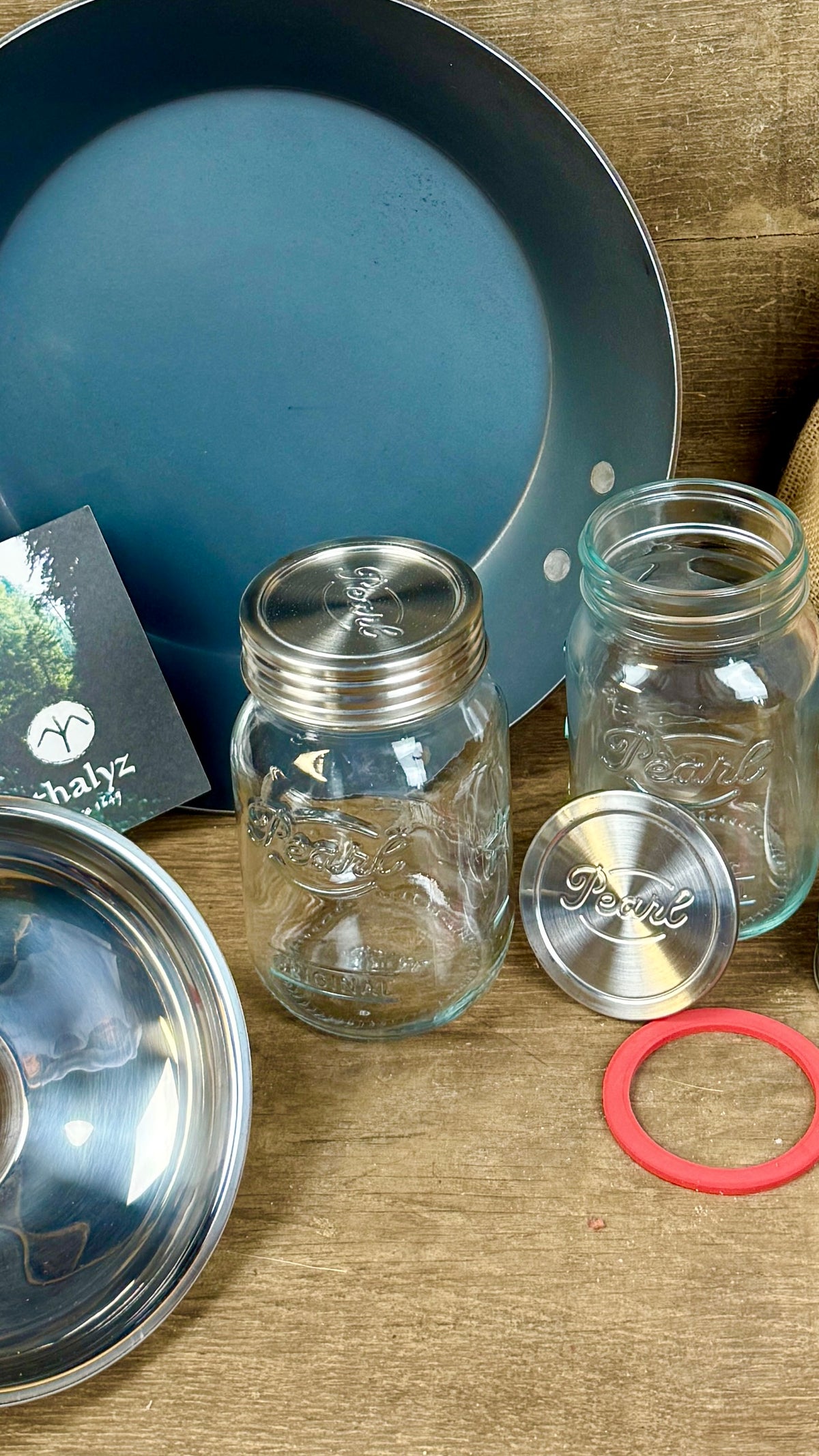 Geschenkset „Einkochen“ – handgeschmiedete Eisenpfanne & Pearl Einmach-Set