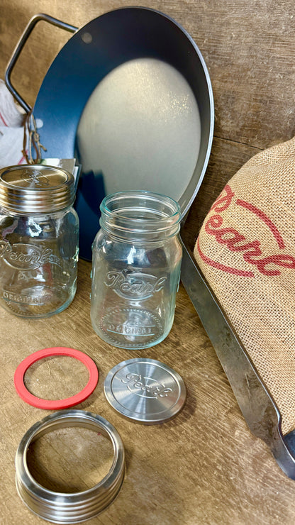 Geschenkset „Einkochen“ – handgeschmiedete Eisenpfanne & Pearl Einmach-Set