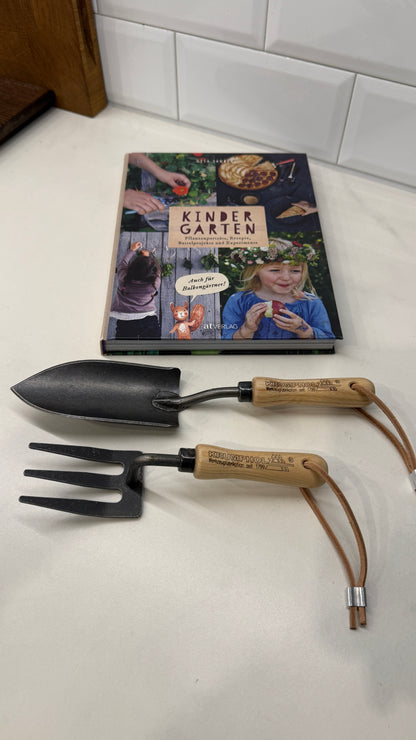 Geschenkset „Kleine Erntehelden“ - KinderGarten-Buch, Krumpholz Pflanzkelle & Handgabel