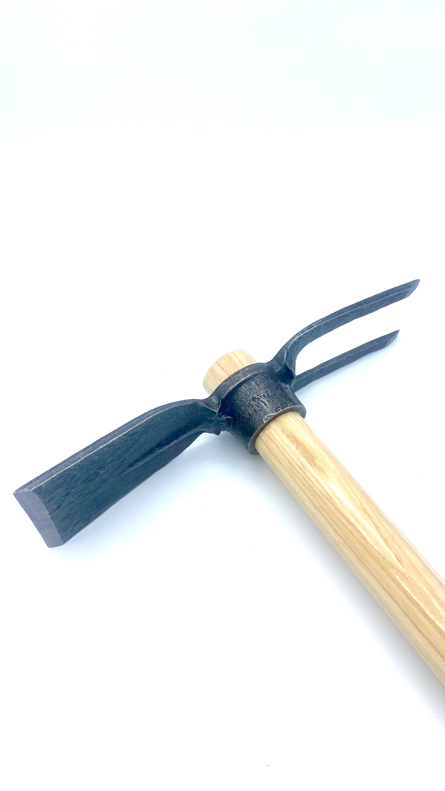 Krumpholz Hacke ca. 60 cm für Hochbeet und Garten mit Doppelfunktion Eschenstiel