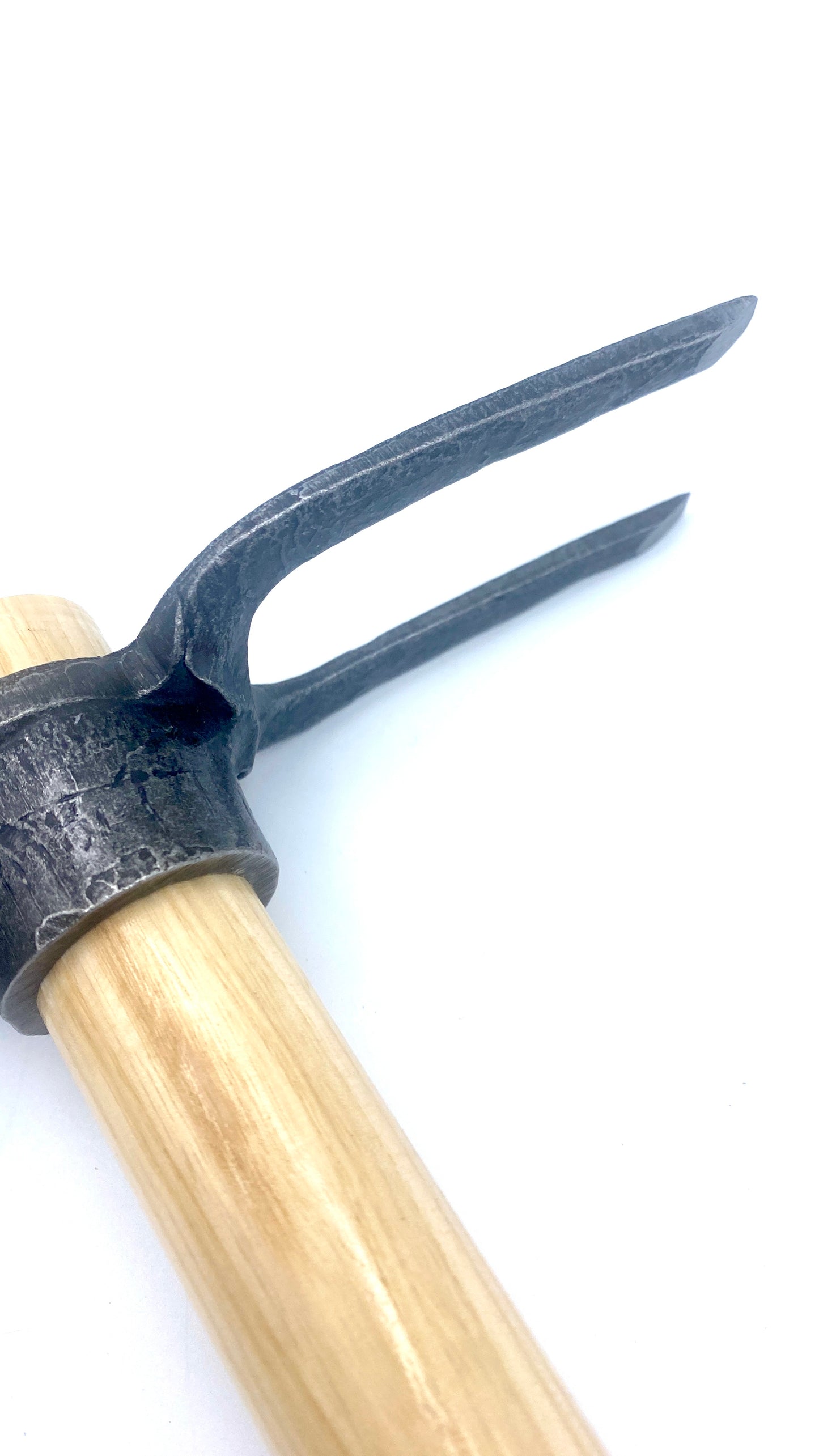 Krumpholz Hacke ca. 60 cm für Hochbeet und Garten mit Doppelfunktion Eschenstiel