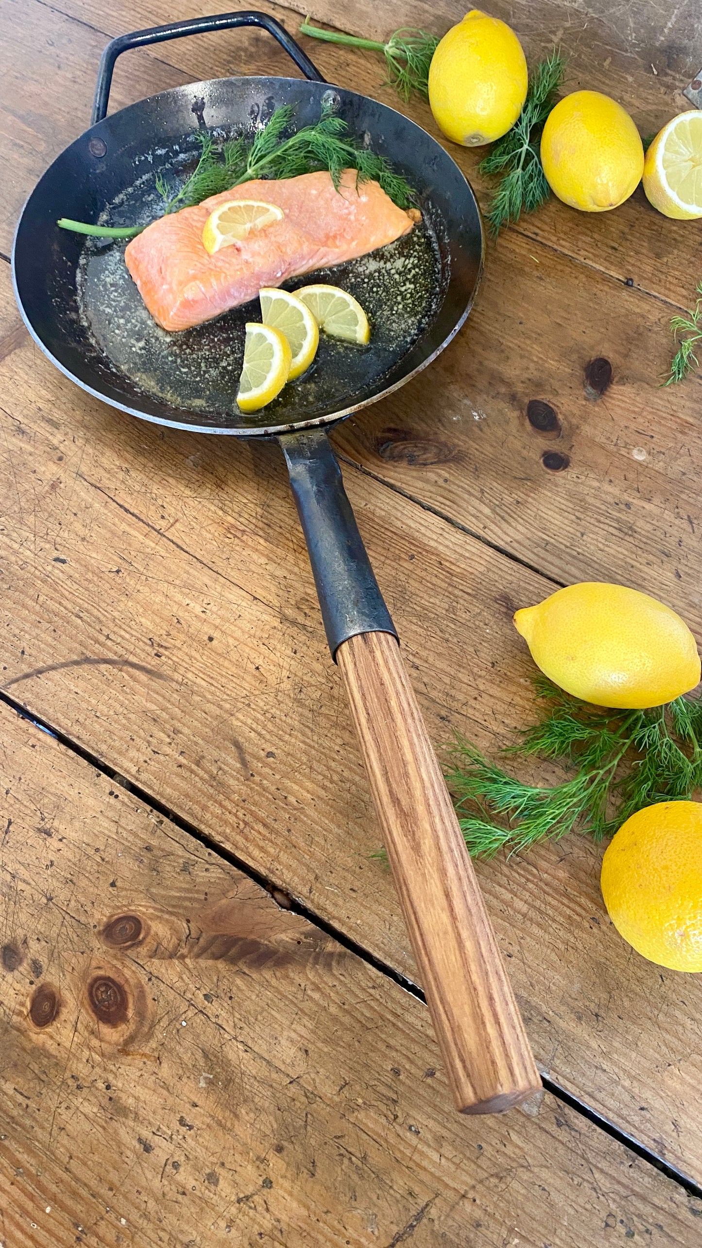Eisenpfanne 15 cm Boden mit handgeschmiedeten Eisen-/Holzstiel und Gegengriff