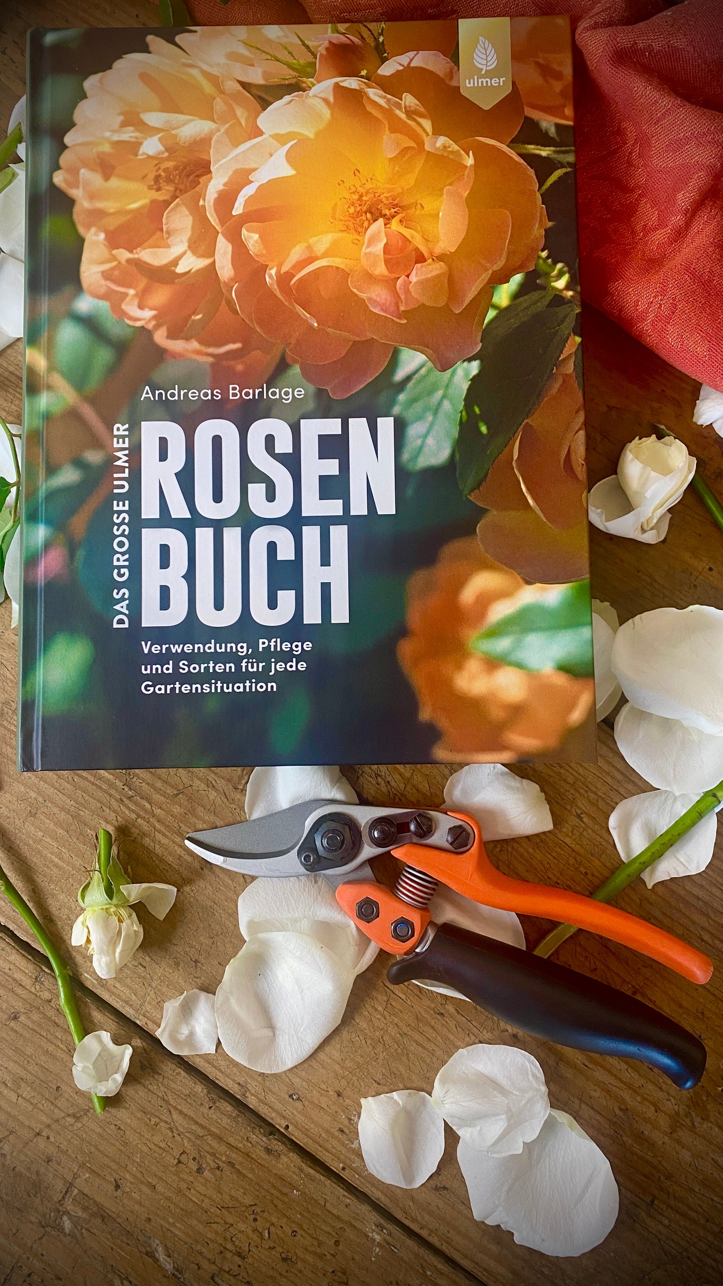 Geschenkset Das große Rosen Buch mit Original Löwe Bypass-Schere mit Rollgriff
