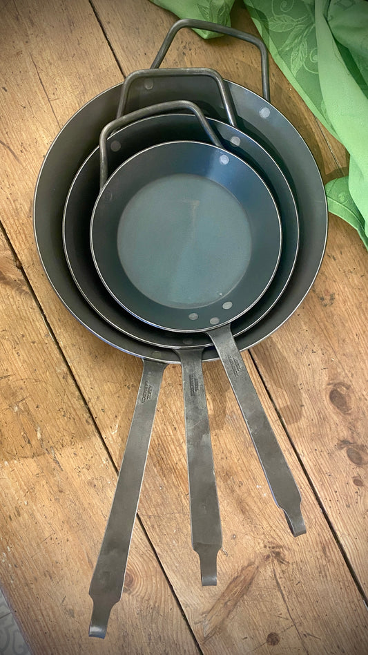 Eisenpfanne mit handgeschmiedeten Eisenstiel und Gegengriff Boden 15 cm