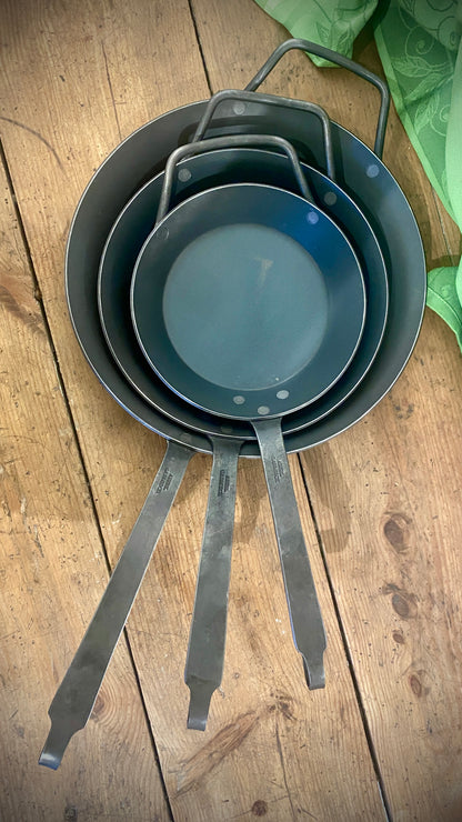 Eisenpfanne mit handgeschmiedeten Eisenstiel und Gegengriff Boden 15 cm