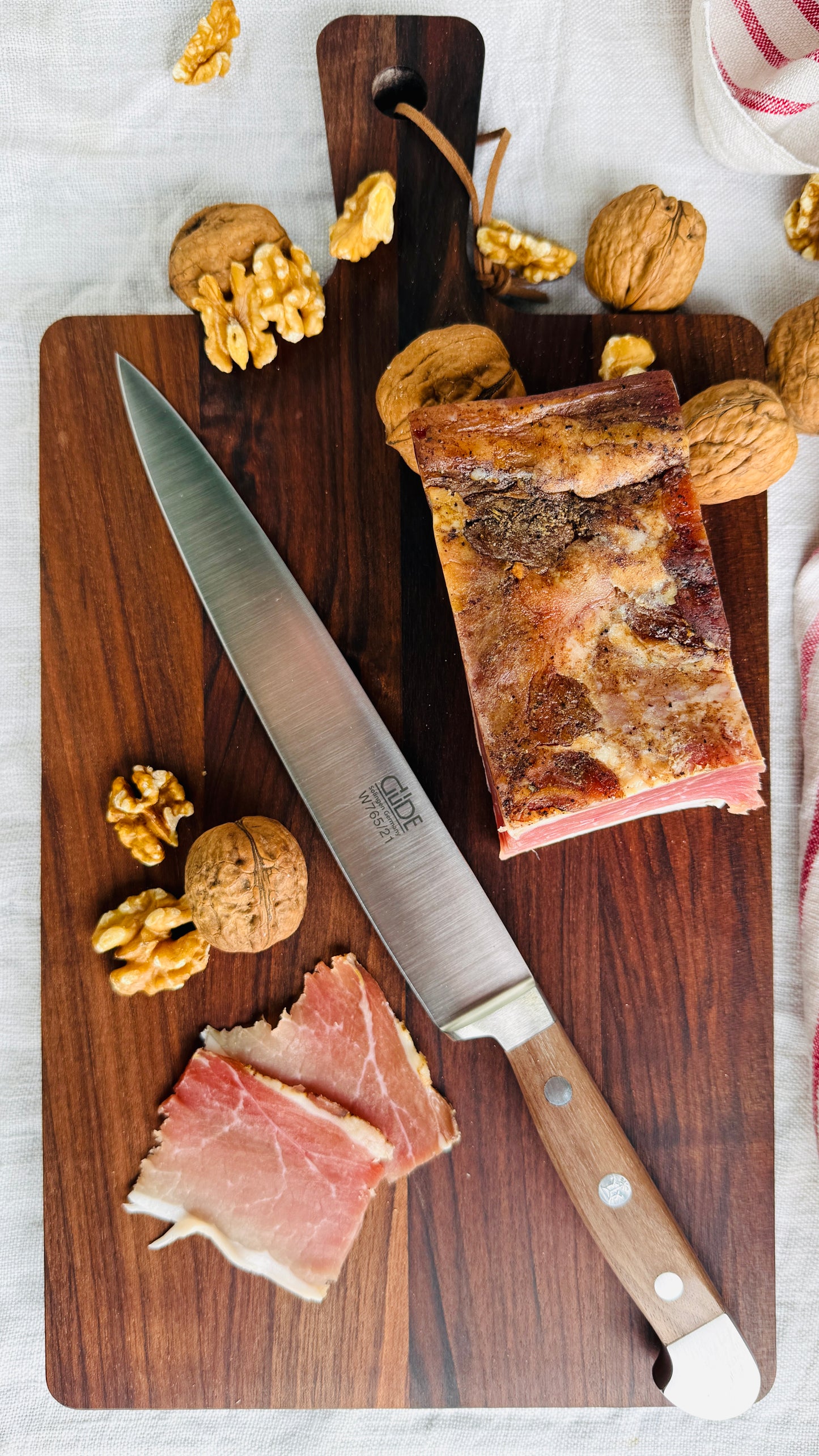 Geschenkset - Schinkenstück geräuchert & Güde Schinkenmesser – Alpha Walnuss & Walnuss/Buchenbrett groß