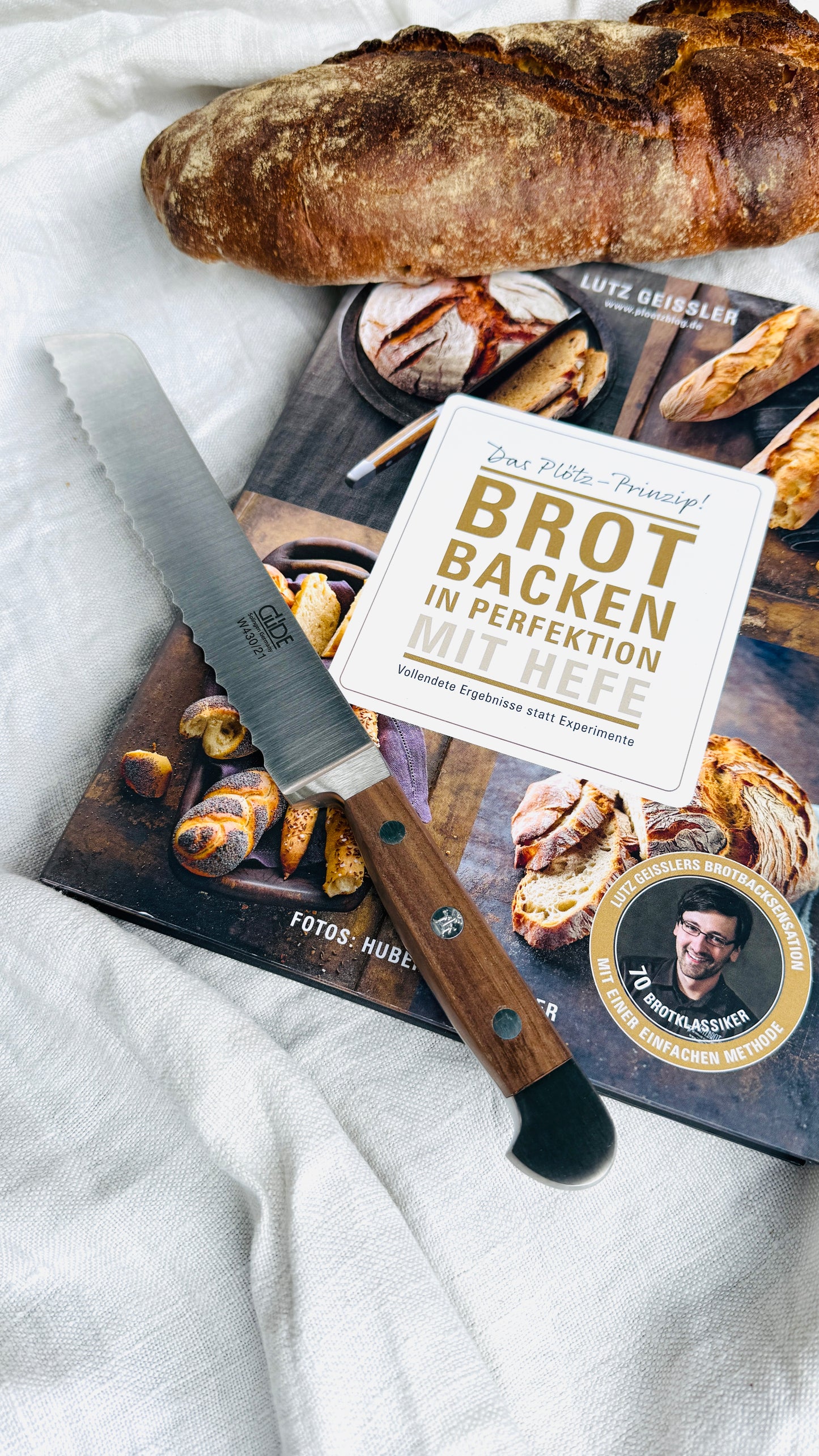 Geschenkset „Backkunst & Genuss“ – Buch „Brot backen in Perfektion“ & Gude Brotmesser Alpha (Walnuss, ca. 21 cm)