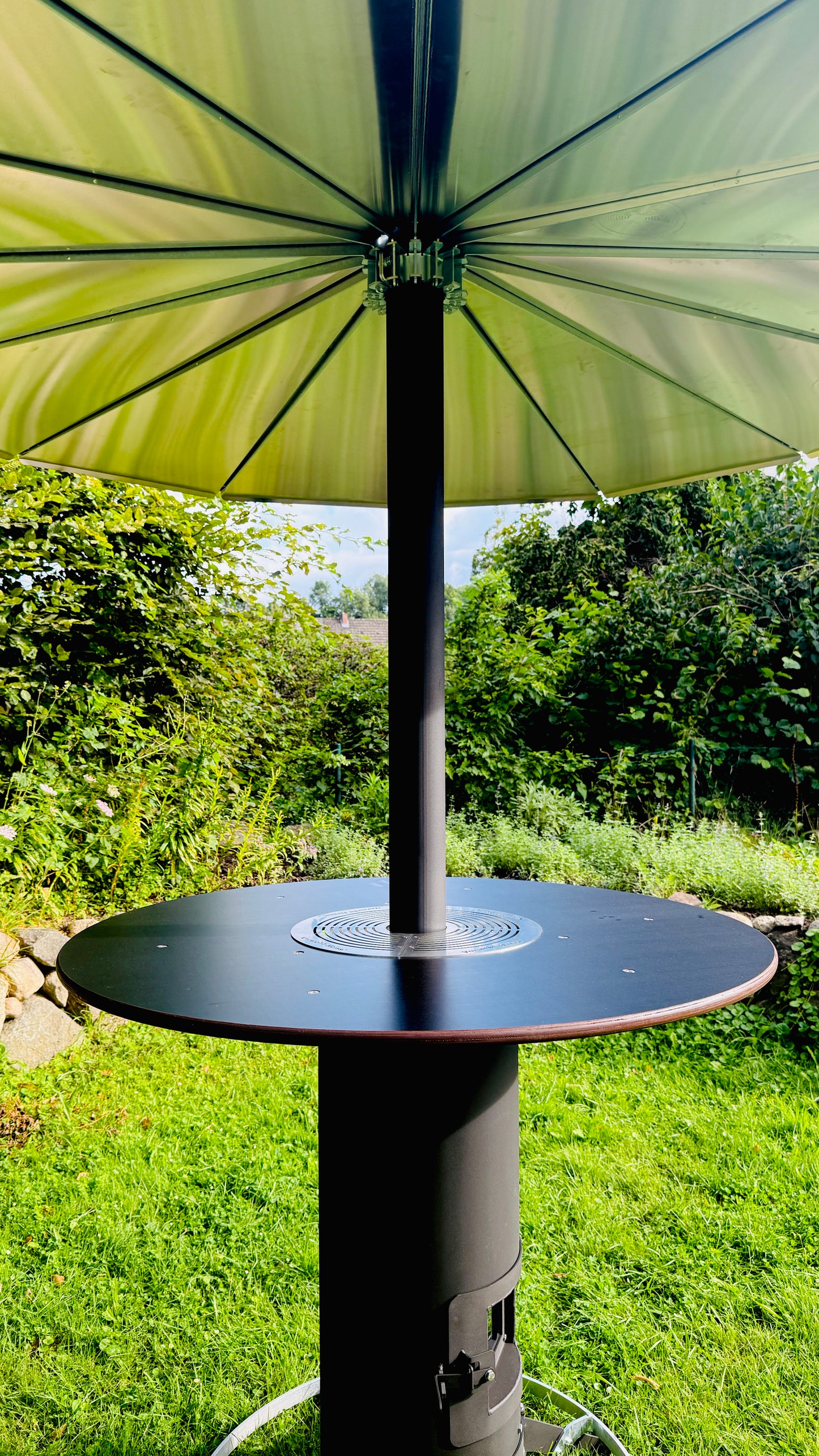Beheizbarer Outdoor Stehtisch von Metallgut