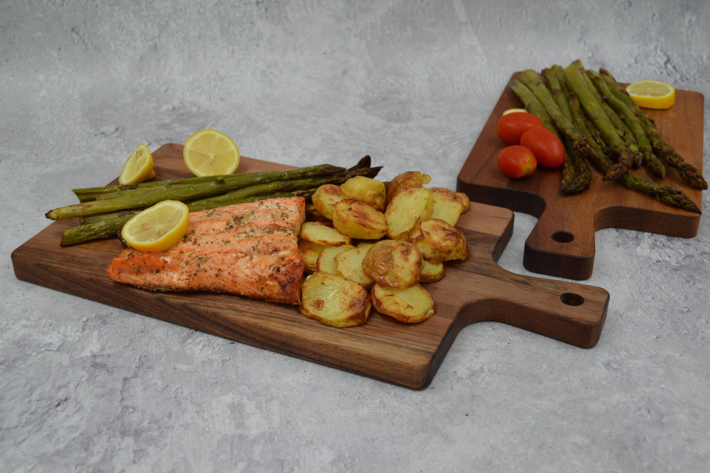 Standard-Holzbrett mit Griff aus Walnuss- und Buchenholz ca. 38/20/2 cm, Tapasbrett, Käsebrett