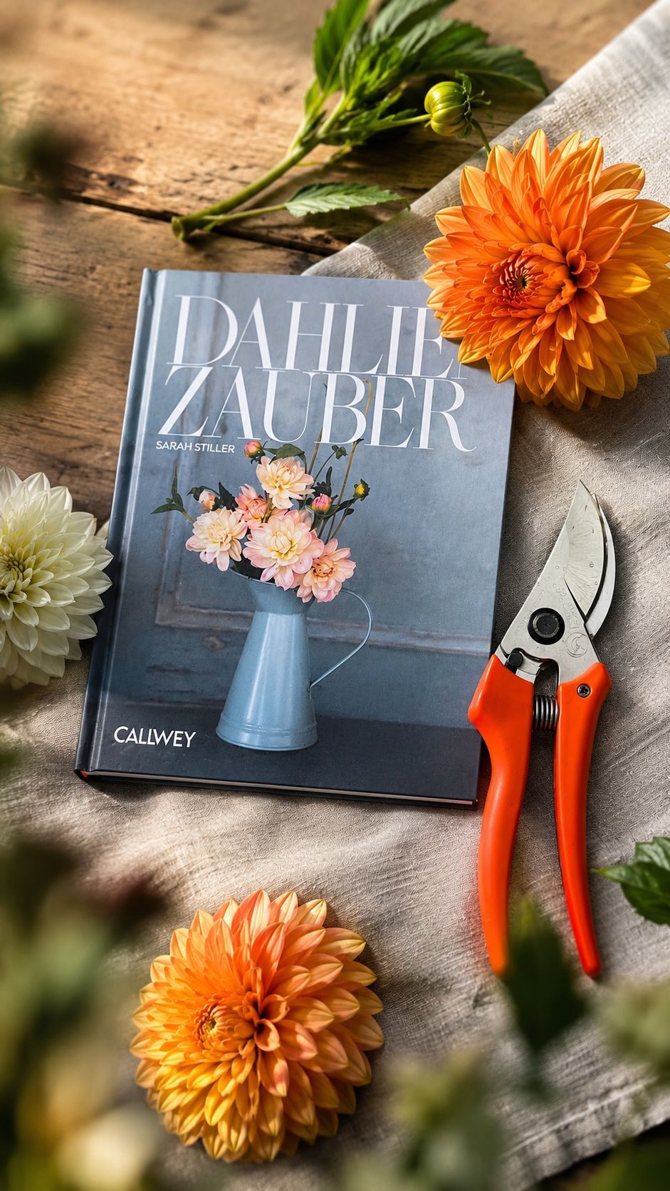 Geschenkset „Dahlienzauber“ – Dahlienbuch & Original LÖWE 14.107 Bypass-Schere