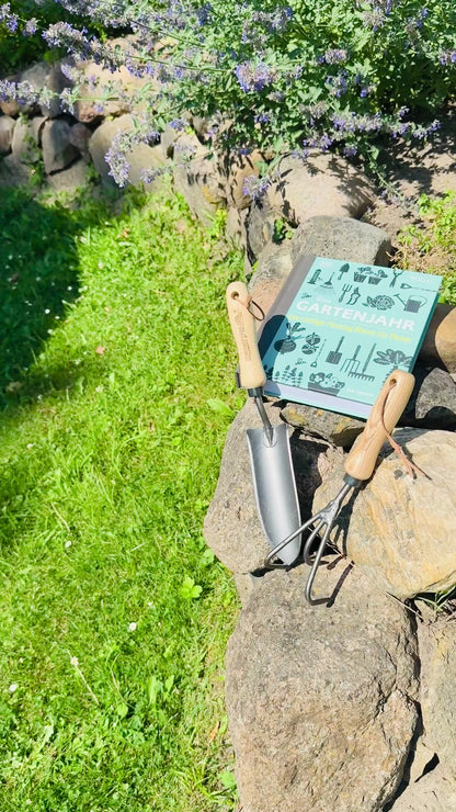 Geschenkset Buch Gartenjahr & Krumpholz Kralle und Pflanzkelle schmal